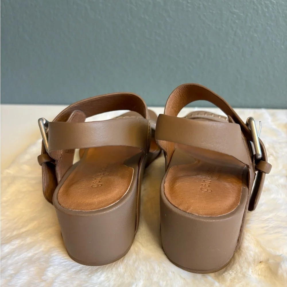 Gentle Souls by Kenneth Cole Giulia 2 Band Wedge Sandal Mushroom Size 6 NIB